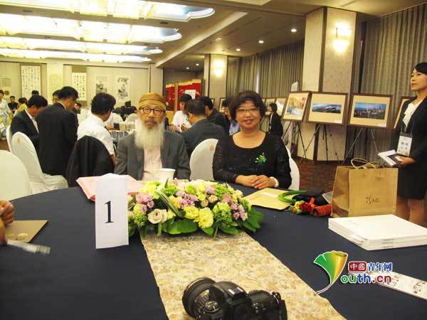 2012年9月5日,第三屆兩岸漢字藝術(shù)節(jié)展覽總策劃和總設(shè)計駱芃芃(正中)