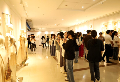 “尋根千年 文化重綻”江西夏布文創(chuàng)作品巡展走進江西工業(yè)貿易職業(yè)技術學院